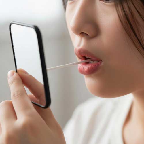 Self-practice technique using mirror to check mouth position for Chinese sounds
